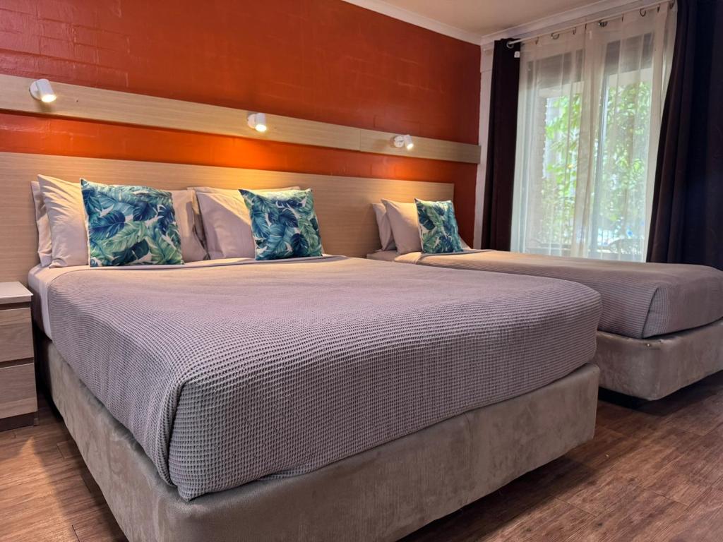1 dormitorio con 2 camas y ventana en Broome Time Resort, en Broome