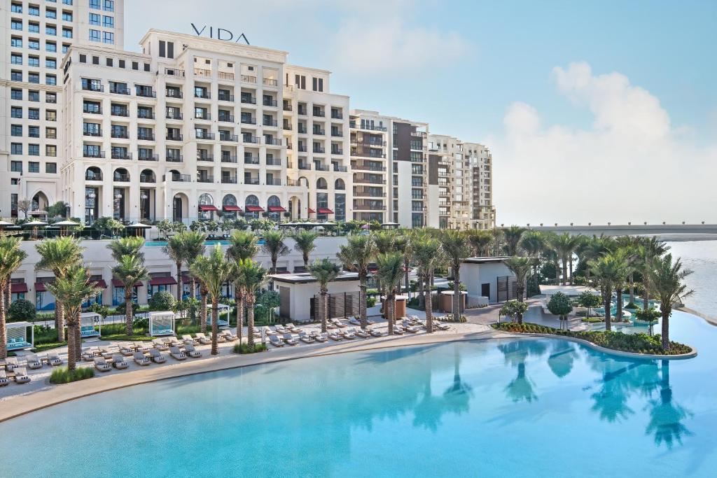 eine Luftansicht des mgm Grand Hotels und des Casinos in der Unterkunft Vida Creek Beach Hotel in Dubai
