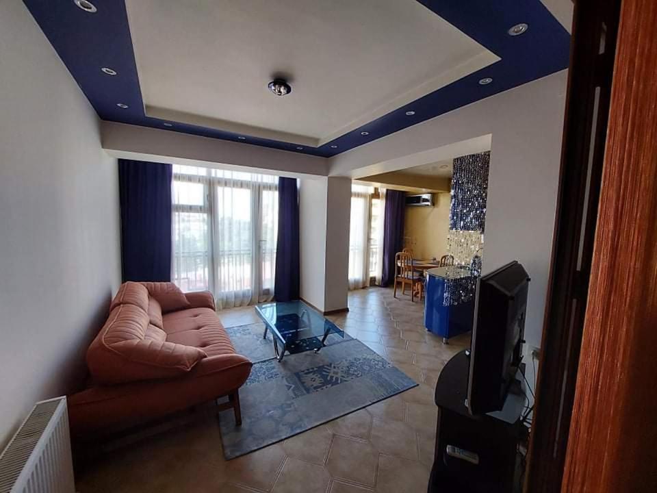 バトゥミにある2 room apartment in Batumiのリビングルーム(ソファ、テレビ付)