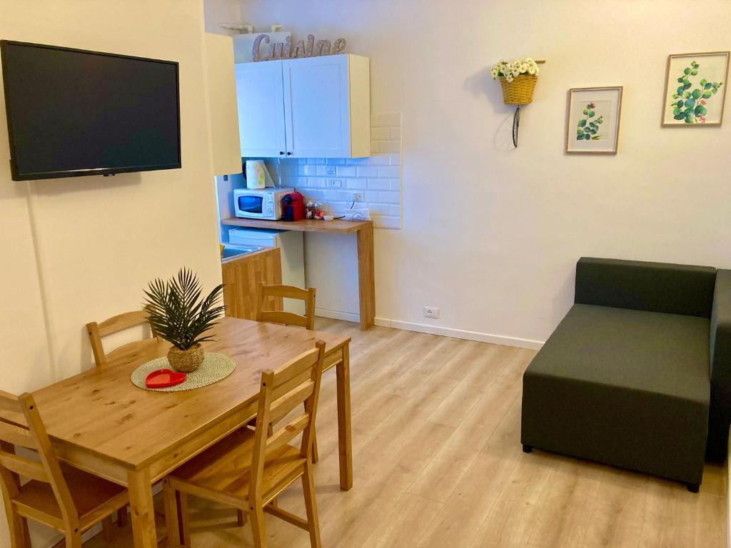 a small living room with a table and a chair at Casetta Marconi Trentotto in Rome