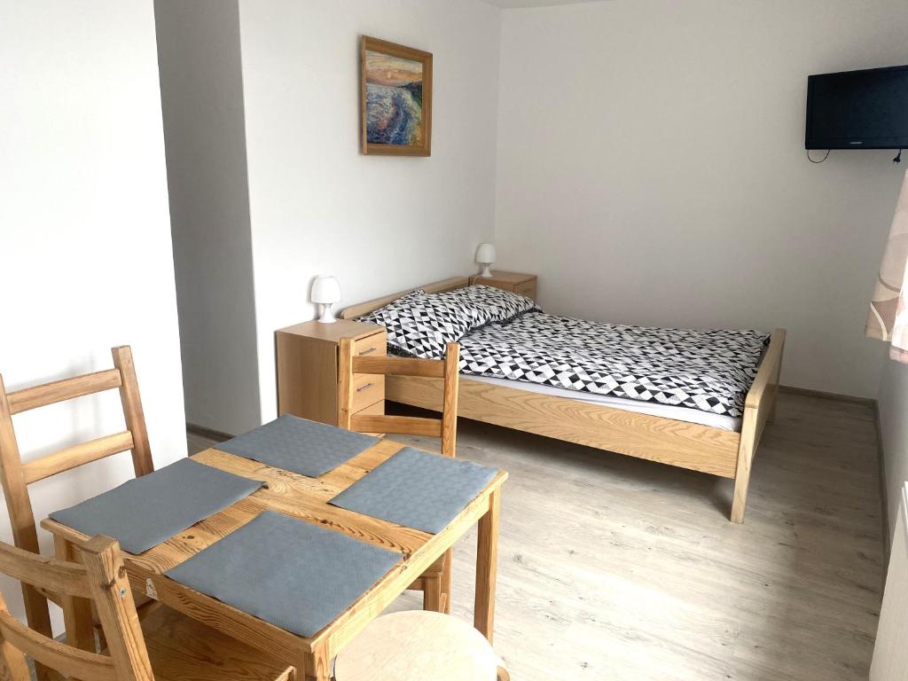 Habitación con cama, mesa y sillas. en Willa Karwia en Karwia