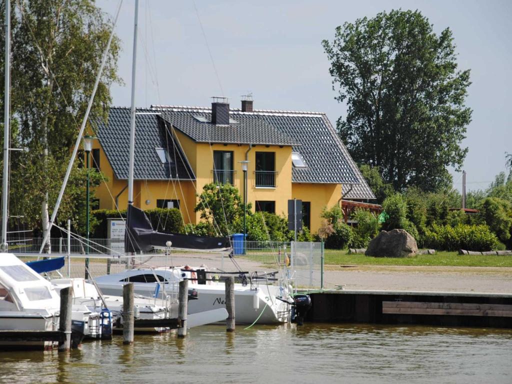 NeuendorfにあるFerienhaus am kleinen Hafenの黄色の家