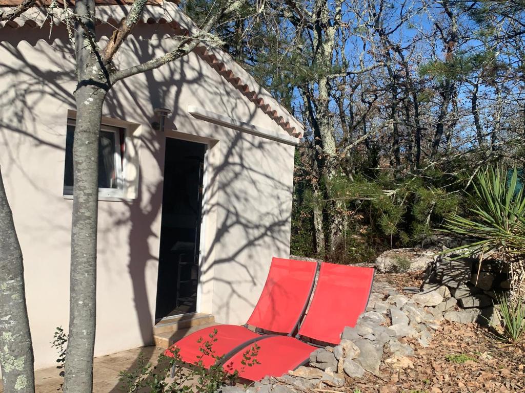 Vonkajšia záhrada v ubytovaní Le Mazet, studio climatisé avec terrasse ombragée