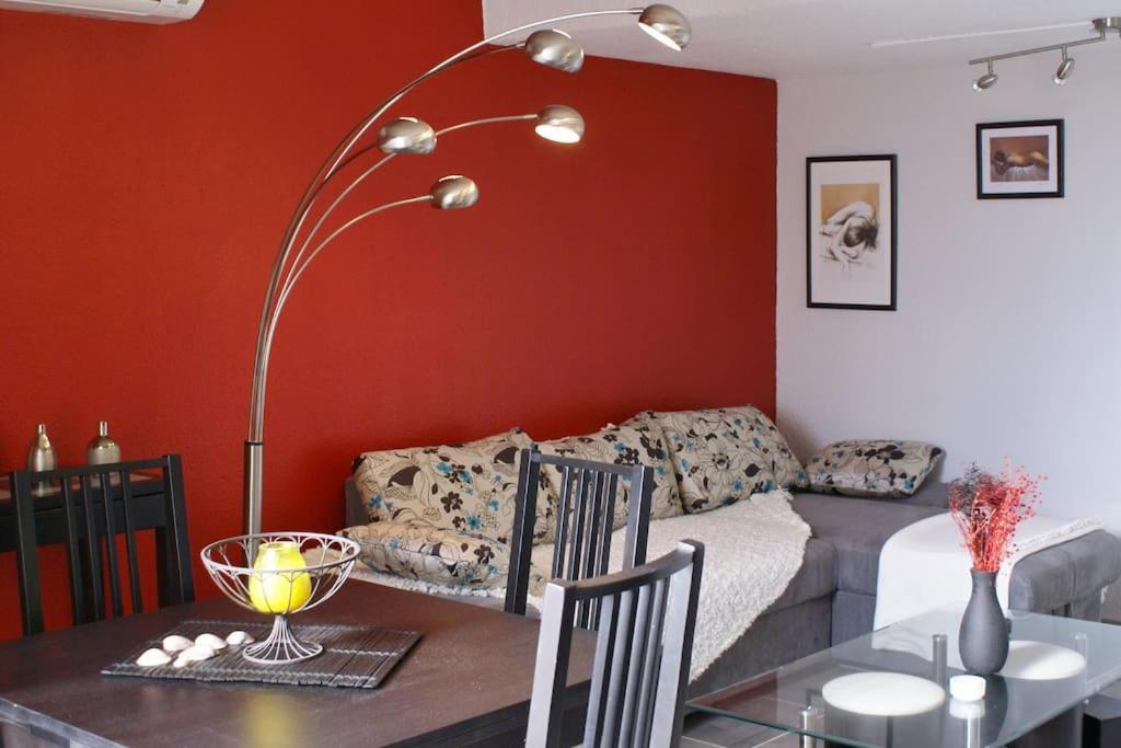 un salon avec une table et un canapé dans l'établissement Appart 143, Port Soleil au village naturiste, au Cap d'Agde