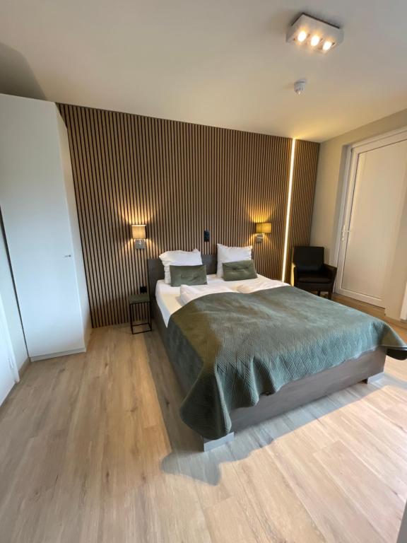 sypialnia z dużym łóżkiem i 2 lampami w obiekcie De Stadspoort appartementen w mieście Aardenburg