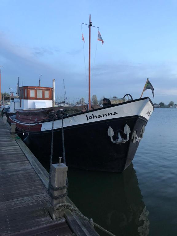 een boot aangemeerd op een dok in het water bij Klipper Johanna in Monnickendam