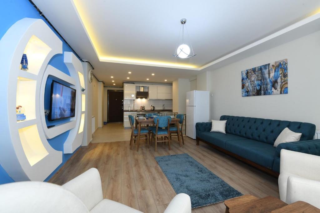 ein Wohnzimmer mit einem Sofa und einem Tisch in der Unterkunft Uzay Suite 1 in Istanbul