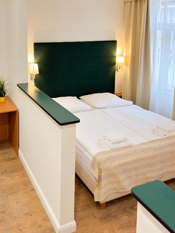 Postel nebo postele na pokoji v ubytování Hotel Malá Strana