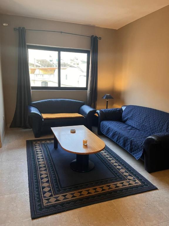 sala de estar con sofá y mesa de centro en 2 Bedroom Apartment, en Marsaskala