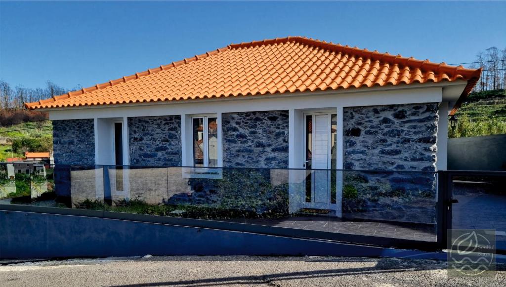 ein kleines Haus mit orangefarbenem Dach in der Unterkunft My Little Home Cottage 2 Bedrooms - Soulful Stays in Porto Moniz