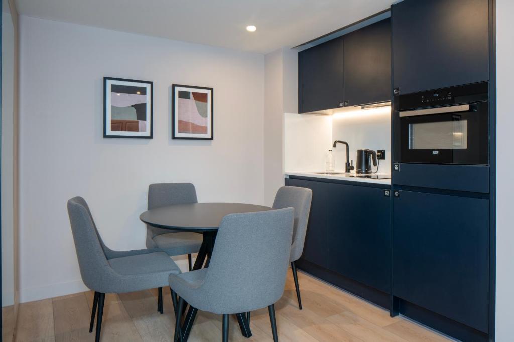 Kuchyň nebo kuchyňský kout v ubytování Aparthotel Birmingham