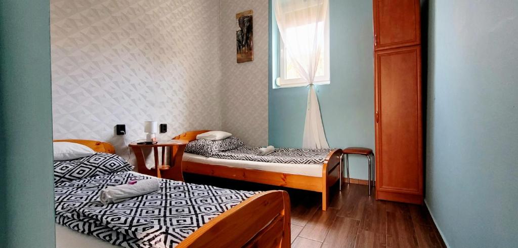 Łóżko lub łóżka w pokoju w obiekcie Megyeház Apartman