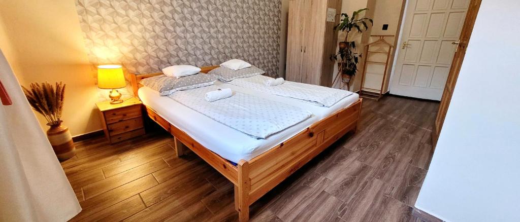 Łóżko lub łóżka w pokoju w obiekcie Megyeház Apartman