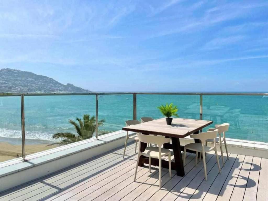 d'une table et de chaises sur un balcon avec vue sur l'océan. dans l'établissement Estudios Stella Maris, à Roses