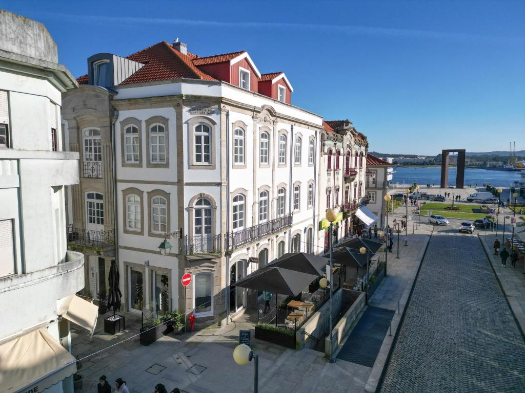 una vista aérea de un edificio con una calle delante en Casa Guerreiro - Regina Hotel Group en Viana do Castelo