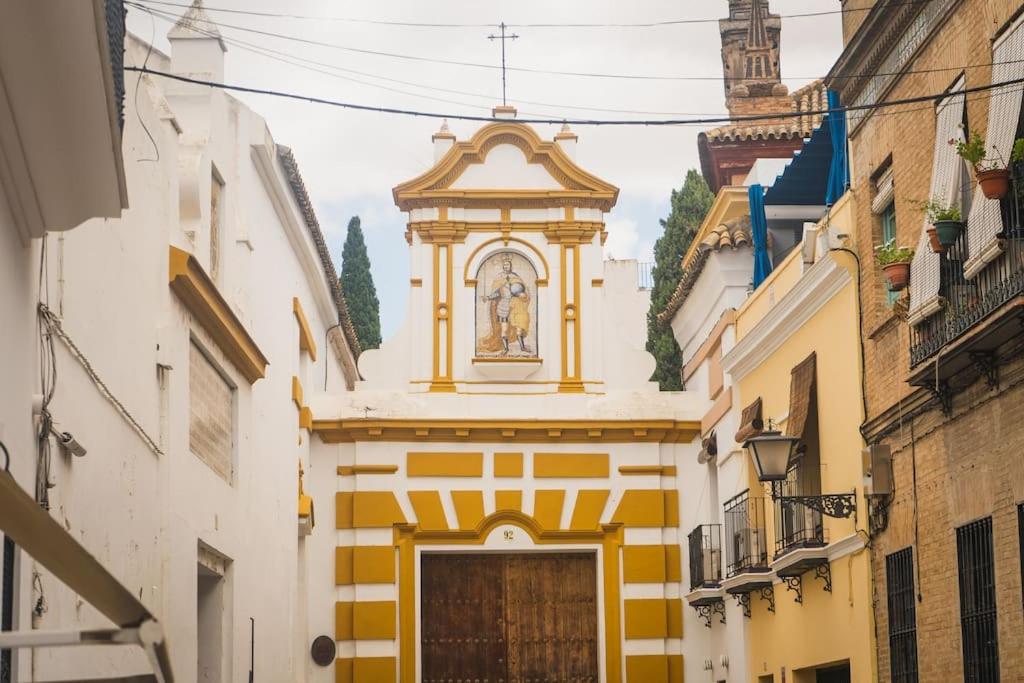 un bâtiment jaune et blanc avec une tour d'horloge. dans l'établissement Estudio a estrenar en Sta Clara, à Séville
