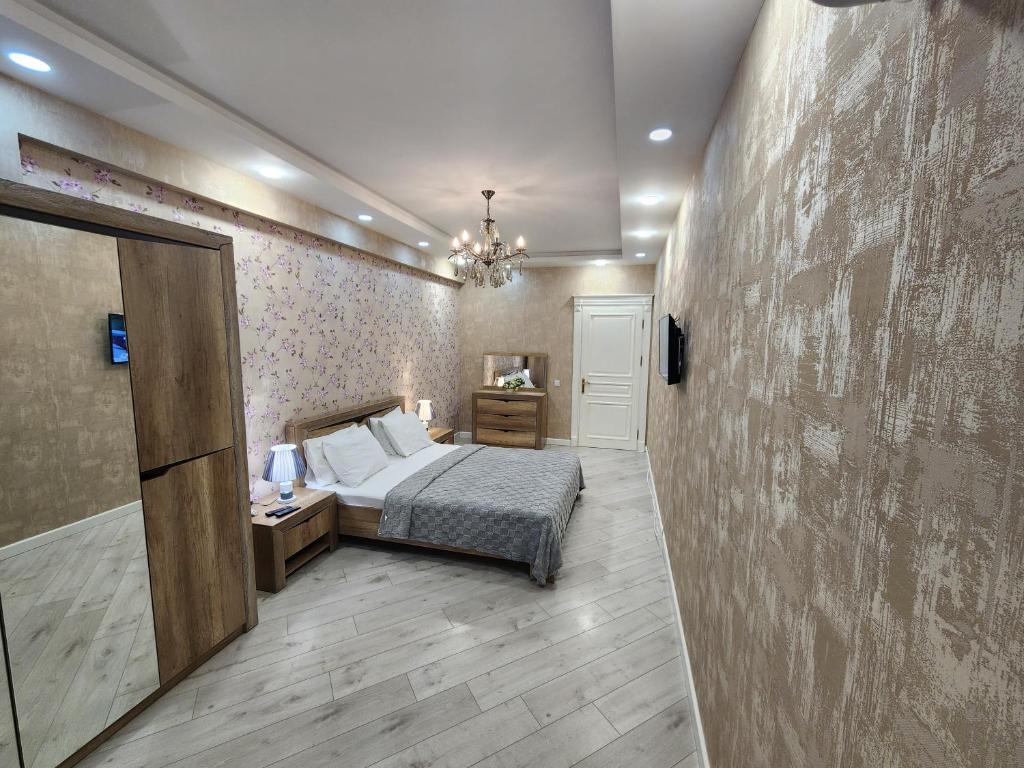 巴庫的住宿－Park Azure Lux apartment，一间卧室设有一张床和一面墙