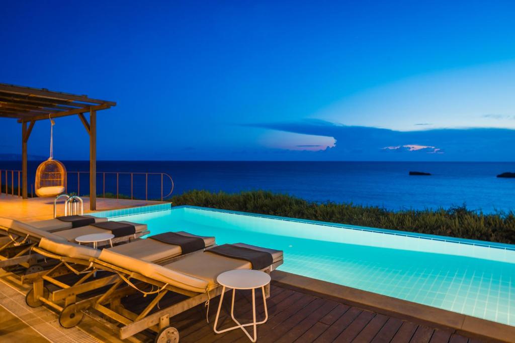 Bazén v ubytování Absolute Villa by Stylish Stays nebo v jeho okolí