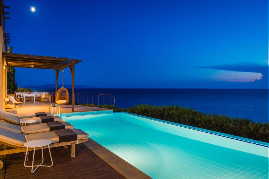 Bazén v ubytování Absolute Villa by Stylish Stays nebo v jeho okolí
