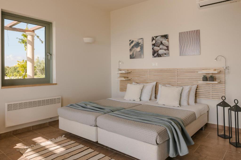 Postel nebo postele na pokoji v ubytování Absolute Villa by Stylish Stays