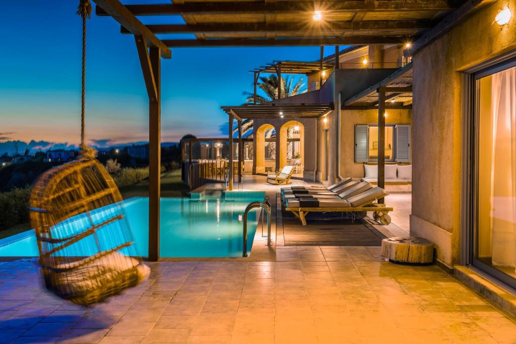 Bazén v ubytování Absolute Villa by Stylish Stays nebo v jeho okolí