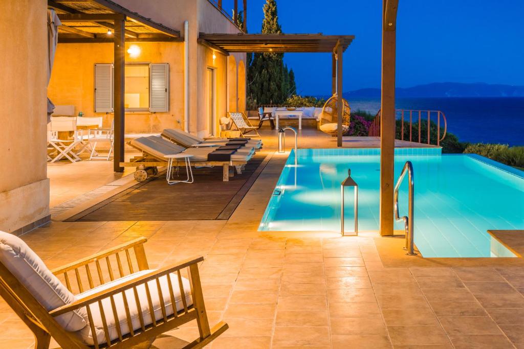 Bazén v ubytování Absolute Villa by Stylish Stays nebo v jeho okolí