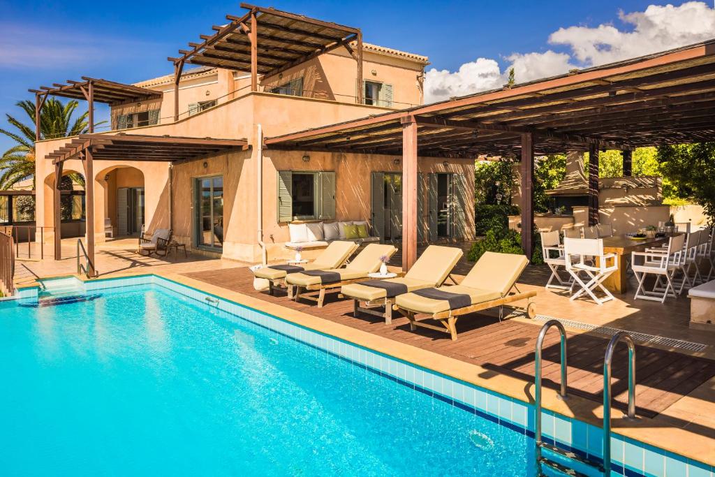 Bazén v ubytování Absolute Villa by Stylish Stays nebo v jeho okolí