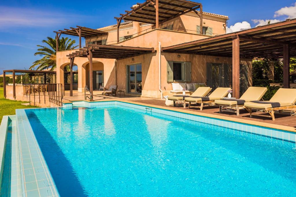 Bazén v ubytování Absolute Villa by Stylish Stays nebo v jeho okolí