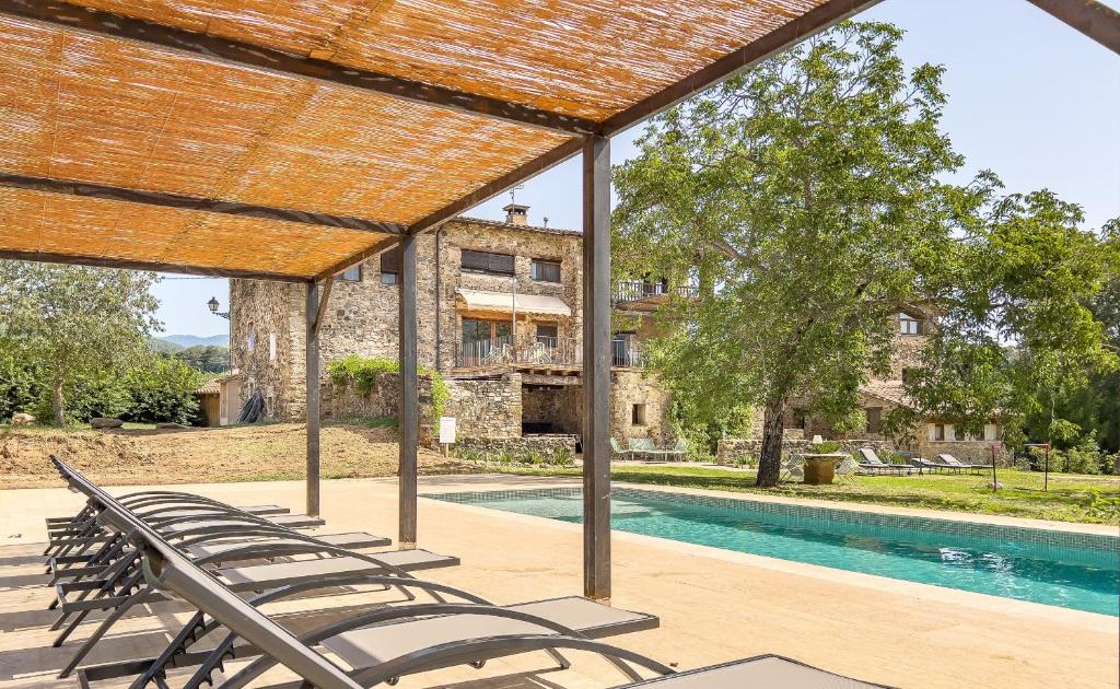 uma imagem de uma villa com piscina em Can Riera de Montagut - Masia per 20 persones em Montagut