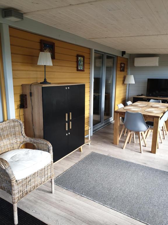 Televízia a/alebo spoločenská miestnosť v ubytovaní Apartamenty pod Wilczakiem