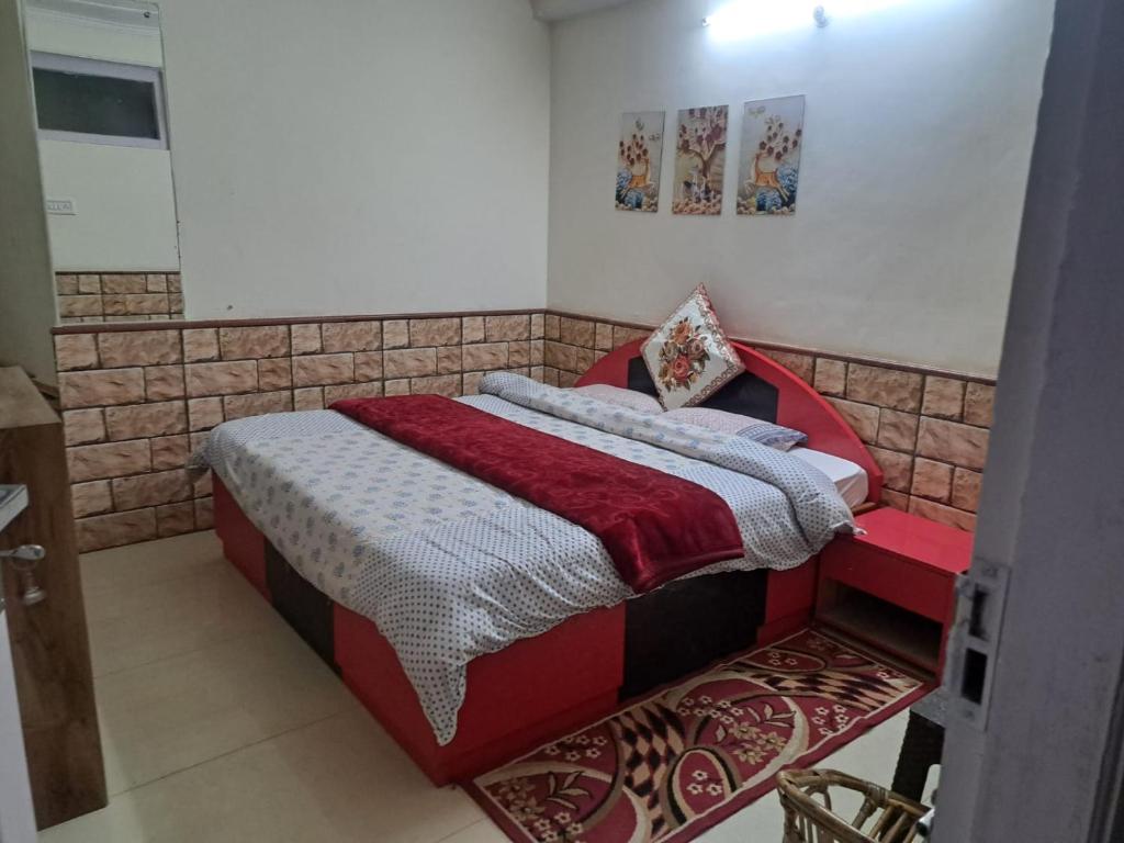 Postel nebo postele na pokoji v ubytování Shimla Regency