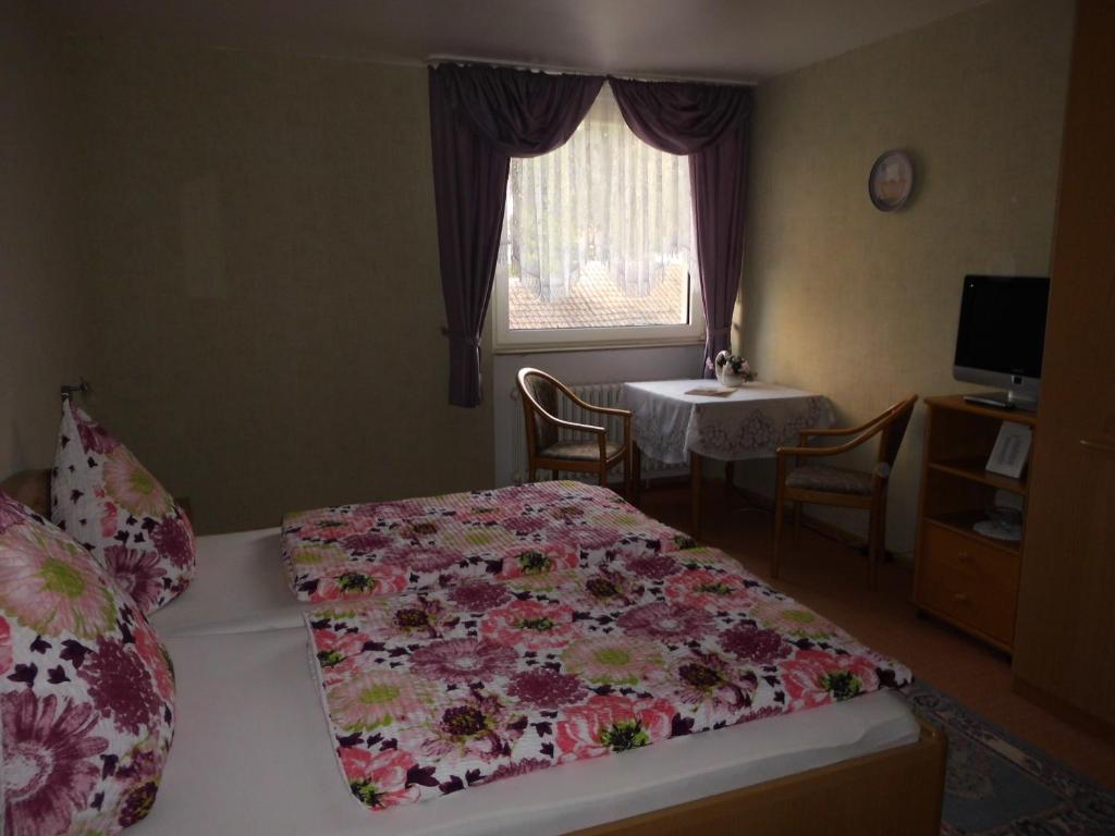 Postel nebo postele na pokoji v ubytování Hotel Garni am Heuberg