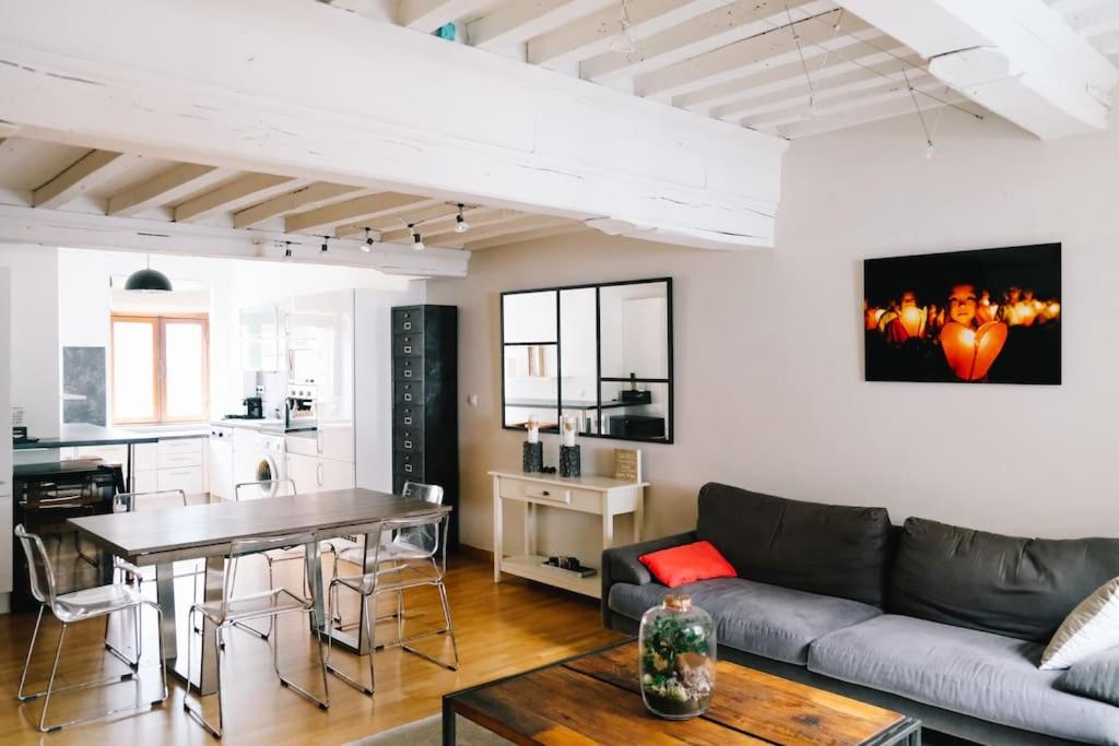 un salon avec un canapé et une table dans l'établissement Magnifique duplex de 90m² au coeur de Lille, à Lille
