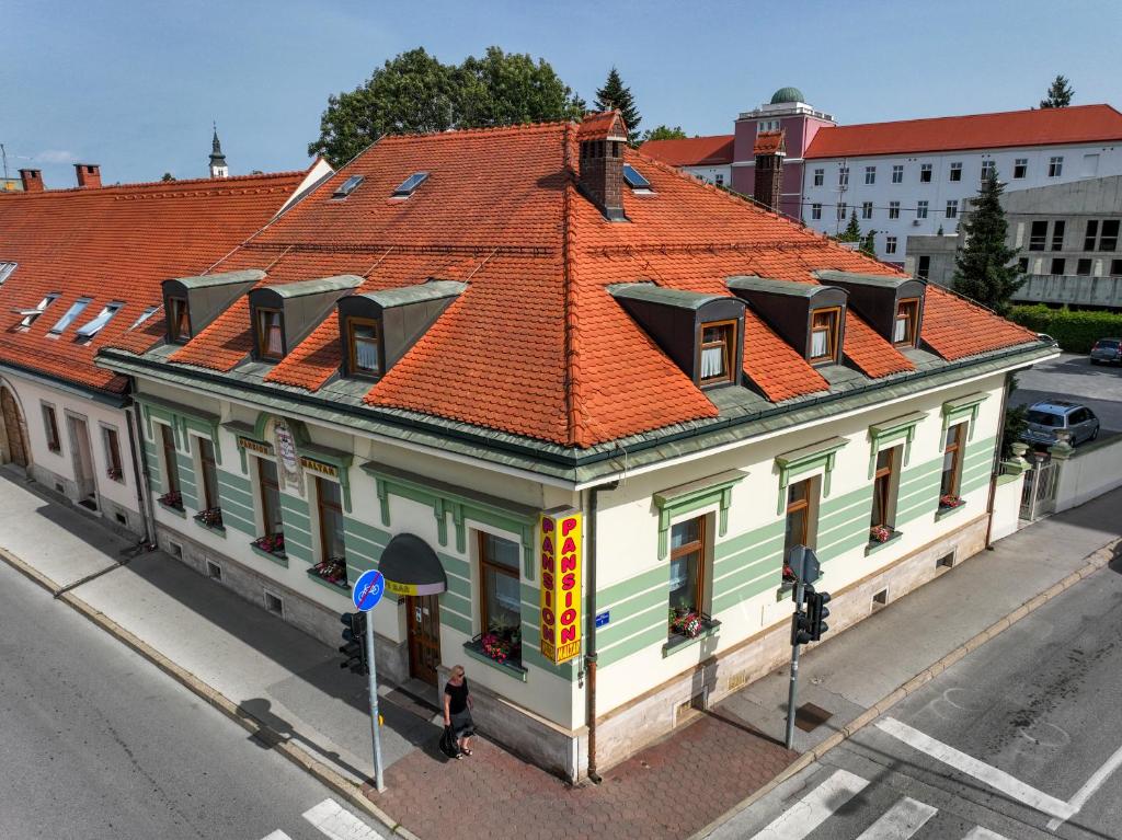 een uitzicht op een gebouw met een oranje dak bij Pansion Maltar Varaždin in Varaždin