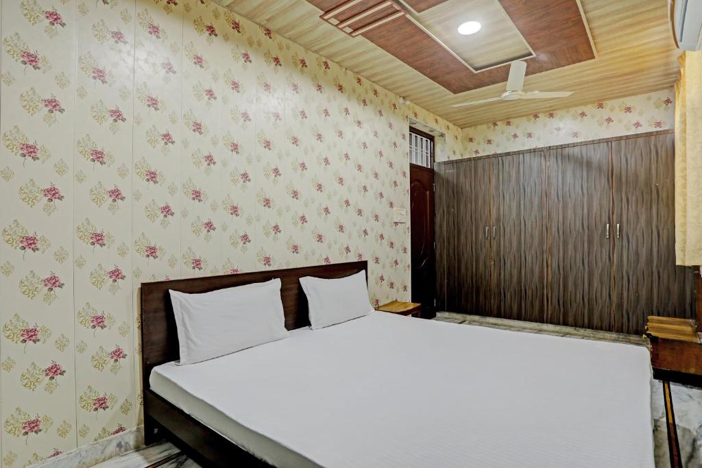 a bedroom with a white bed in a room at OYO 82032 The Gunjan Villa Palace in Udaipur