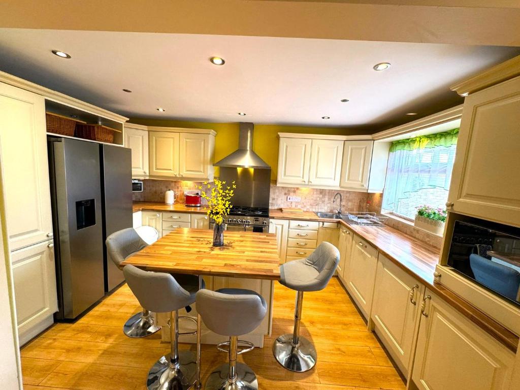 kuchnia z drewnianym stołem i krzesłami w obiekcie Dundridge Home - Morden Urban Living - Sleeps up to 9 guests & private parking for 2 vehicles w Bristolu