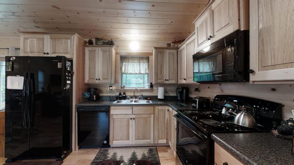 Cozy Bear Den - Housity