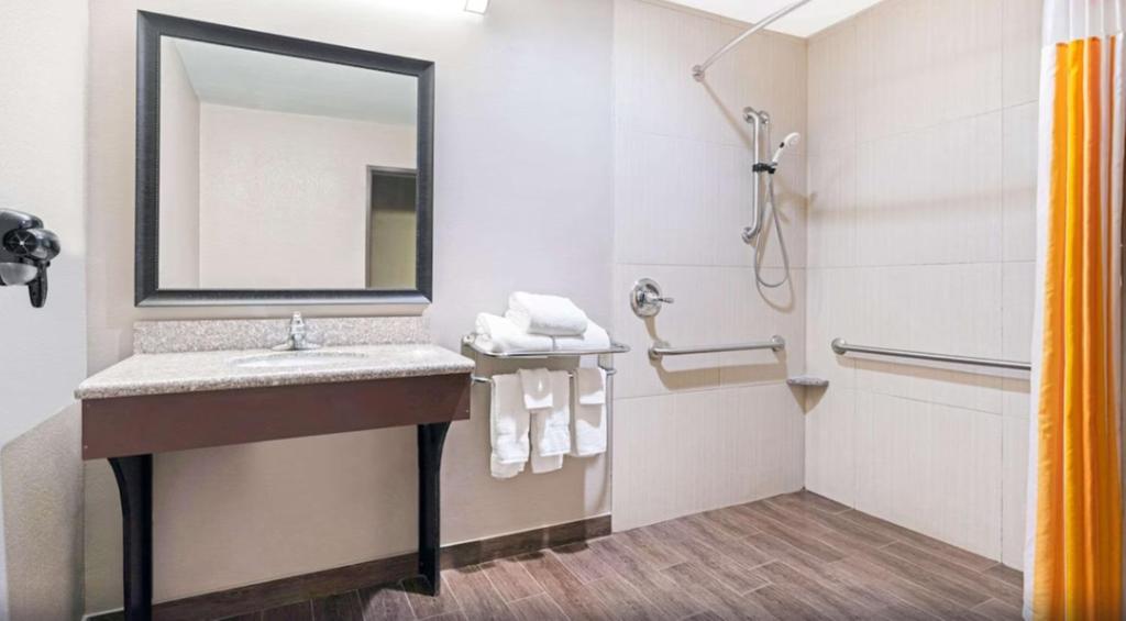 La Quinta by Wyndham McAlester - Executive Suite With Two Queen Beds - Non-Smoking