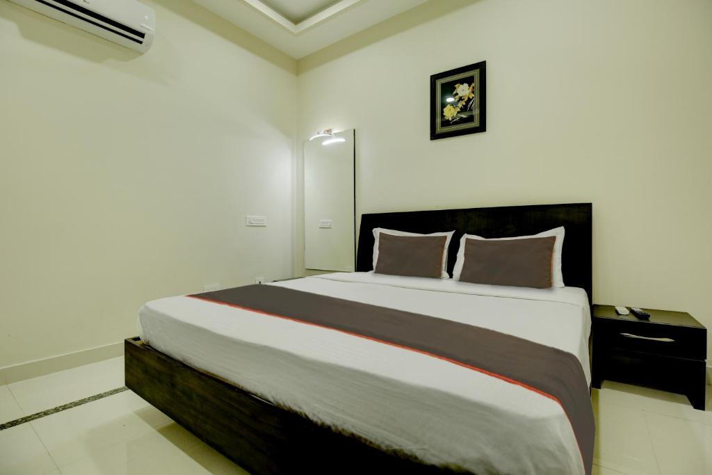 1 dormitorio con 1 cama grande en una habitación en Ovel Hotel Grand en Jalandhar