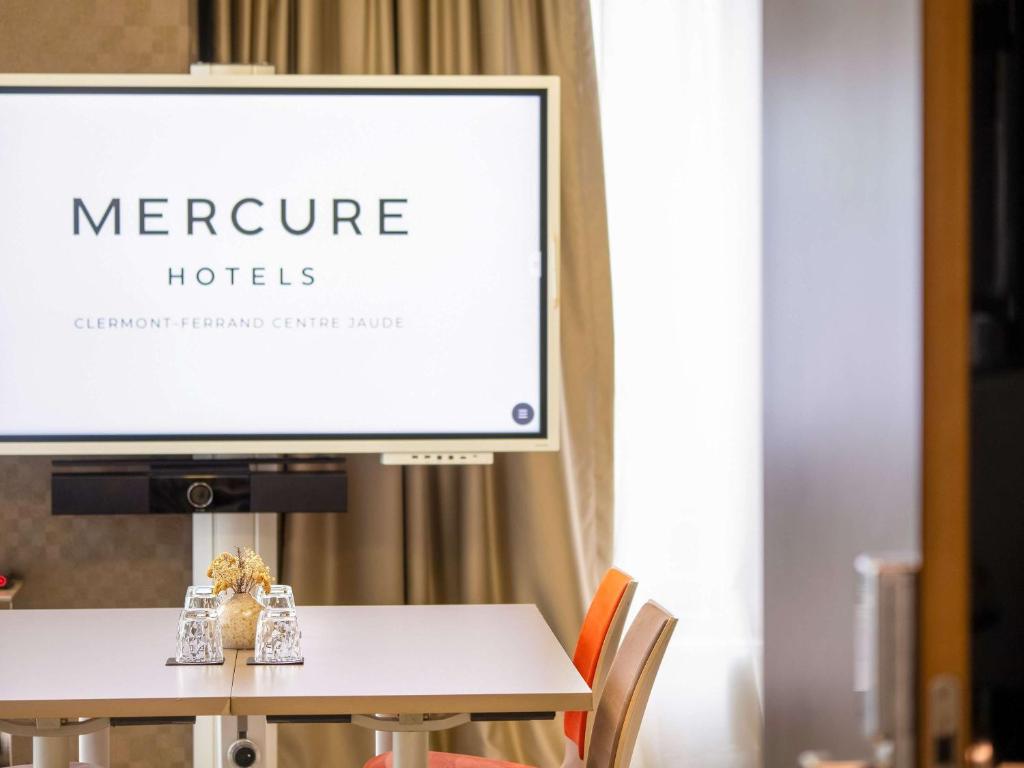Televiisor ja/või meelelahutuskeskus majutusasutuses Mercure Clermont Ferrand centre Jaude