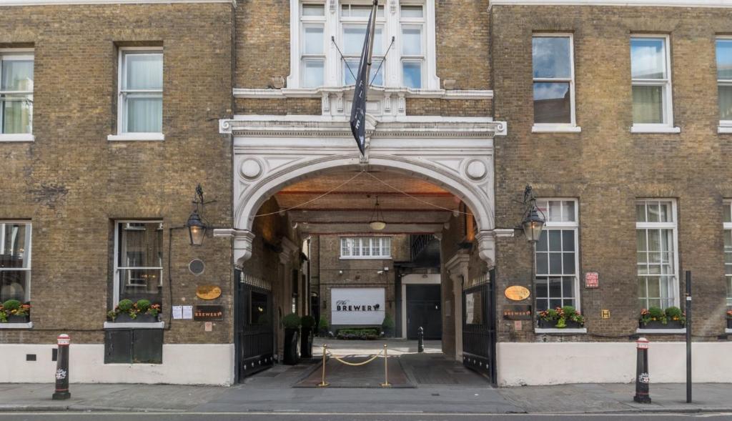 uma entrada para um edifício de tijolos com um arco em Montcalm Brewery, London City em Londres