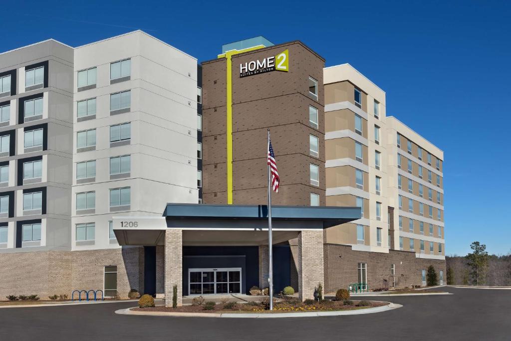 eine Darstellung der Vorderseite eines Hotels in der Unterkunft Home2 Suites By Hilton Durham University Medical Center in Durham