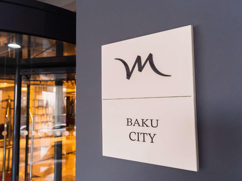 巴庫的住宿－Mercure Baku City，建筑物前墙上的标志