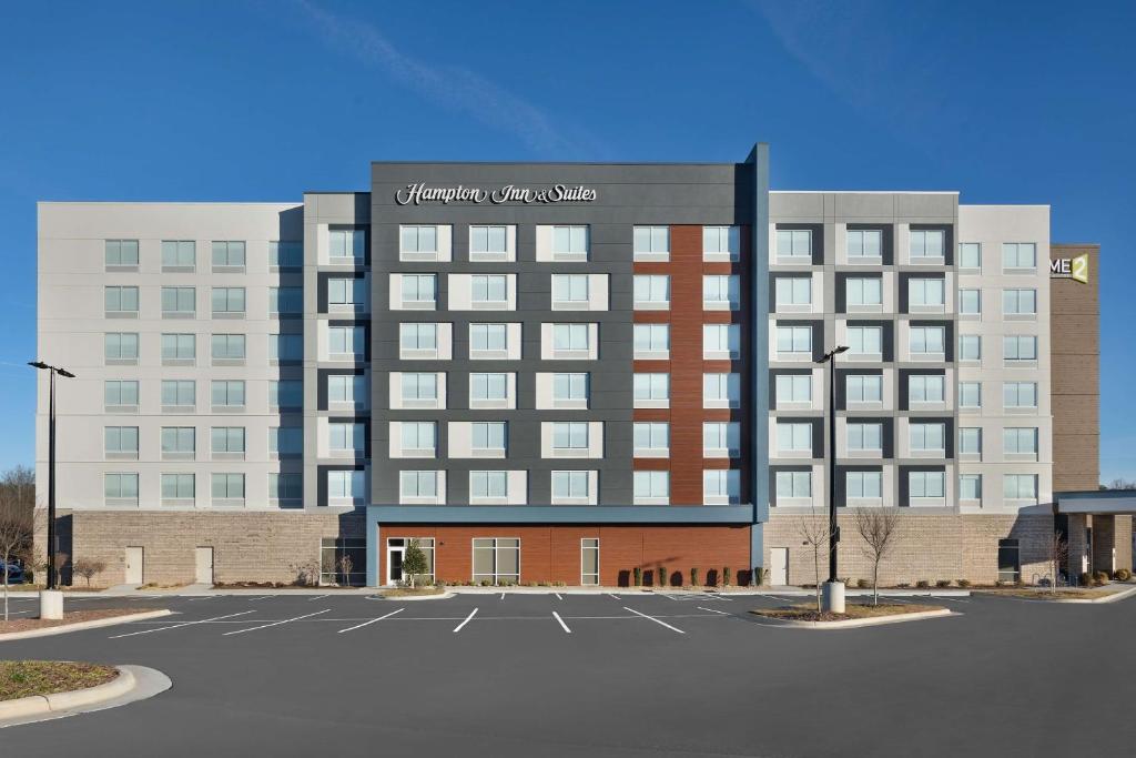 ein Abbild eines Gebäudes mit einem Parkplatz in der Unterkunft Hampton Inn & Suites Durham University Medical Center in Durham