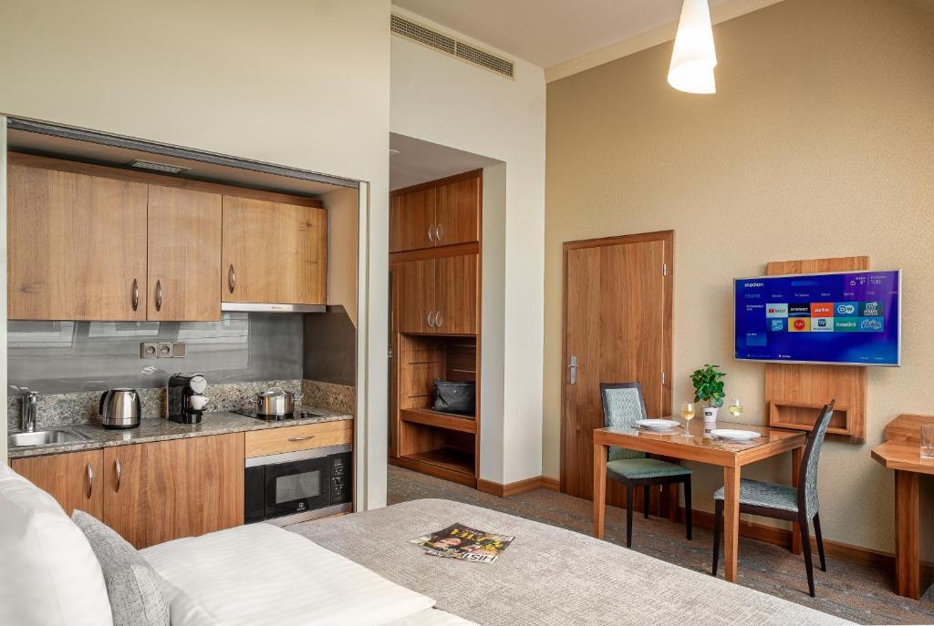 Crown Palace Apartments by Adrez - Resim 17