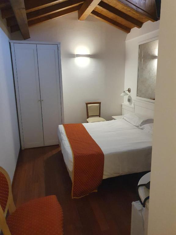 Casanova Fourrooms - Double Or Twin Room With Shower