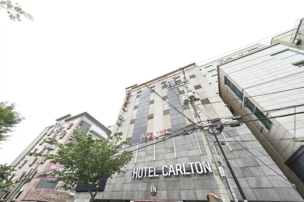 um edifício com as palavras hotel carleton sobre ele em Carlton Hotel em Incheon