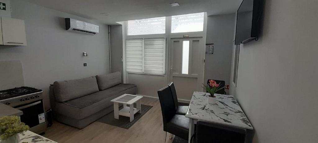 - un salon avec un canapé et une table dans l'établissement Apartment Vanja 1 - near city center, à Krapina