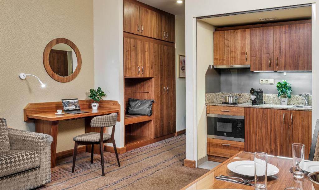 Crown Palace Apartments by Adrez - Resim 21