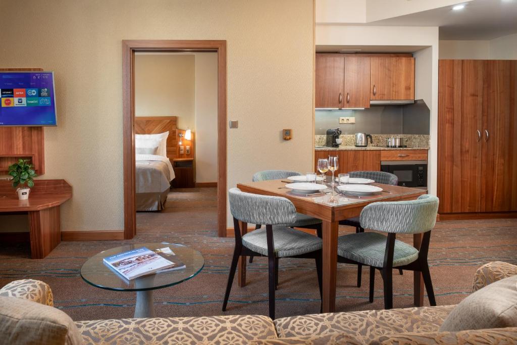 Crown Palace Apartments by Adrez - Resim 23